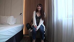 Hé, nézd ezt a japán szépséget édes hanggal, ahogy szereti azt a nagy faszt.