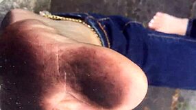 Elizabeths dirty feet get attention