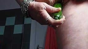 Oma neukt harige kut met komkommer