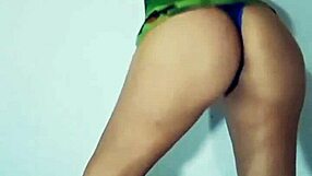 واو! مجموعة ميريلا ديليسيا برية مع خلع ملابس، استمناء، ولعب بالديلدو!