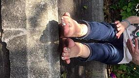 Elizabeths dirty feet get attention