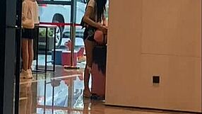 فتاة آسيوية تحصل على كريمباي في غرفة فندق