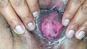 嘿，看我怎么把肥毛小穴张得大开给你看！