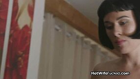 زوجة ساخنة تغري وتمص زب بعمق بملابس داخلية مثيرة