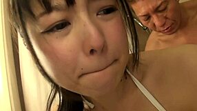 Roztomilá japonská holka tvrdě šukána v hotelový koupelně