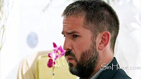 Wow, kærestens freeuse fisse betaler regningerne, men han craver rå action nu!