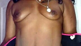 نايجاي تتباهى بمؤخرتها السوداء الضخمة في عرض منفرد