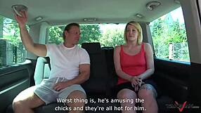 Fed blond rejsende dybthroater og rider hård pik i vild offentlig taxi sex