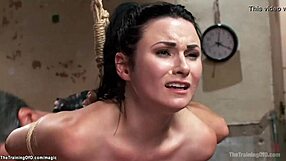 Rjavolaska vajenka pička in rit igračka v podrejenosti