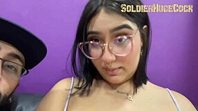 उसने अपनी बड़ी चूचियां दिखाईं, मैंने उस पर भारी कम लोड दिया