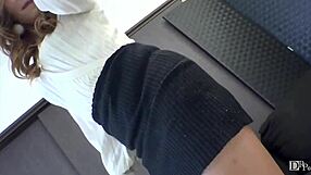 Moja divja Japanka z velikimi prsmi me načenja v tem posnetku