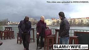 Szőke ribanc hatalmas fekete farkat kíván a seggébe