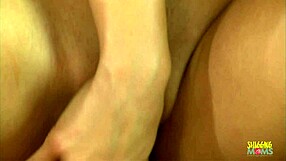 Подстриженную киску Хейли Пейдж пальцами и трахают жестко на столе