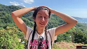 Am agățat o fată cu codițe în junglă pentru sex în hotel