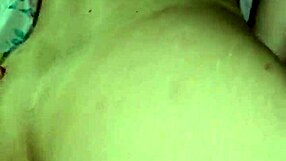 Girlfriend bagi blowjob panas di pantai dan terima air mani dalam pepek ketat untuk aksi penuh