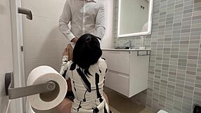 Παρασύρω τον σερβιτόρο του εστιατορίου στην τουαλέτα για γρήγορο πίπα