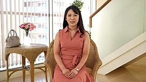 已婚女人Akari Saeki第一次拍摄性感业余场景。