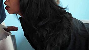 Aziatische babe Dana Vespoli in hardcore trio met twee witte lullen