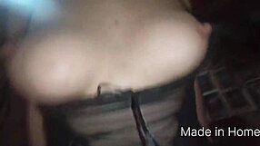 mi vecina me monta mientras mi esposa trabaja