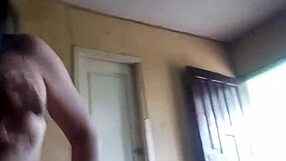 أجد أخي بالتبني وحيدًا في المنزل وأعرض مساعدته الجنسية