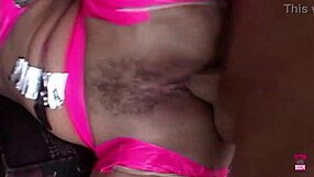 在硬核三人行中被鞭打，棕发美女在肛交和双插混乱中呻吟