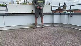 Kunde inte motstå den heta milfens handjob på parkeringen