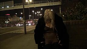 金发英国辣妹夜里在市中心闪现她的胸