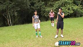 Fodboldtræners stramme røv bliver ødelagt af liderlige transer i vild gangbang