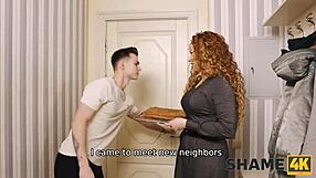 ג'ינג'ית מתולתלת עם ציצים גדולים מוצצת לזין של השכן במטבח לוהט