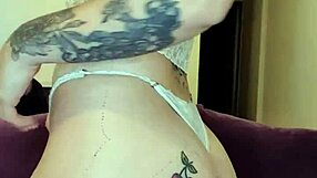 היי, רוצה לראות את הג'ינג'ית הזו מתגרה בחור האחורי הצר שלה?