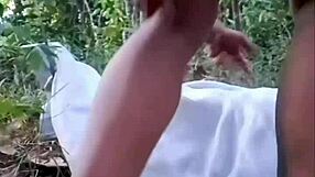 Mjanmarski gay twink se sleče gol v gozdu solo