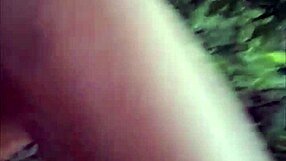 mianmari gay twink vetkőzik meztelenül az erdőben szóló