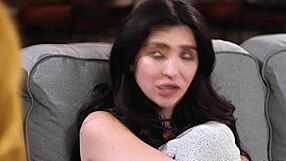 Chloe Surreal y Jane Wilde se Besan Apasionadamente, Llevando a un Trío Caliente con el Cuerpo Pequeño 18+ de Lauren. Su Sentarse en la Cara y Cunnilingus Calientan la Habitación.