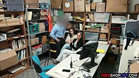 जब हॉट युवती शॉपलिफ्ट करती है और स्टीपमॉम आती है तो क्या होता है?