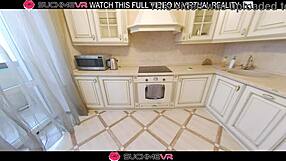 Brunett hembiträde Elise Moon knullas hårt i VR-kök