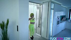 فتاة صغيرة Martina Smeraldi تواجه قضيب عملاق هائل