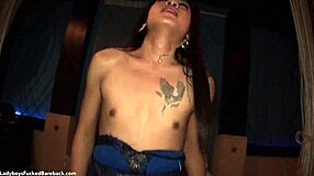 Ladyboy Kita domine un mec avec une gorge profonde en talons et jupe, laissant un trou béant.