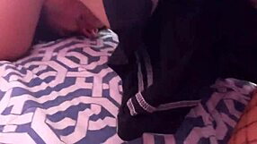 Enseñando juego a hermanastra después de clases