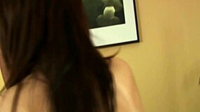 美女Carla炫耀她完美的身体