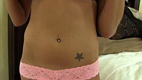 Valerie White dă muie POV unchiului, îi suge pula în timp ce o fute în pizdă