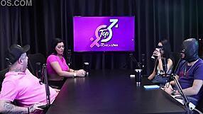 看看这两个18+辣妹在红色透明内衣里脱衣？