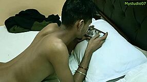 जवान पति और इंडियन कपल बेडरूम में जंगली सेक्स में डूबे