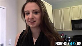 وكيلة عقارات شابة ببزاز كبيرة في أكشن منزلي ساخن