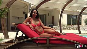 Jessy Jey's bubble butt shines in poolside anal