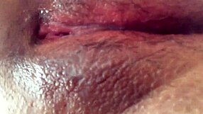 فتاة شابة متحمسة تمدد كسها عريض في جنون إصبع مجنون!