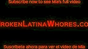 Młoda Mia, Dziewczyna z Sąsiedztwa, Znosi Ostry Anal w Kajdankach w Trójkącie. Sąsiedzi Patrzą na Jej Upokorzenie.