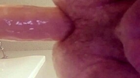 Вау! Смотри, как этот гей парень пытается засунуть огромный дилдо в свою тугую попку. Справится ли он?