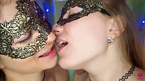 Utroligt! To lækre babes olier op og deepthroater pikken helt ned!