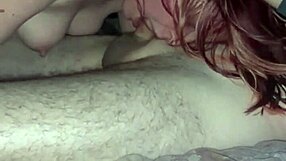 Esposa sexy da mamada caliente chupando hondo con pezones al aire