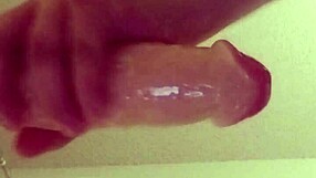 Вау! Смотри, как этот гей парень пытается засунуть огромный дилдо в свою тугую попку. Справится ли он?